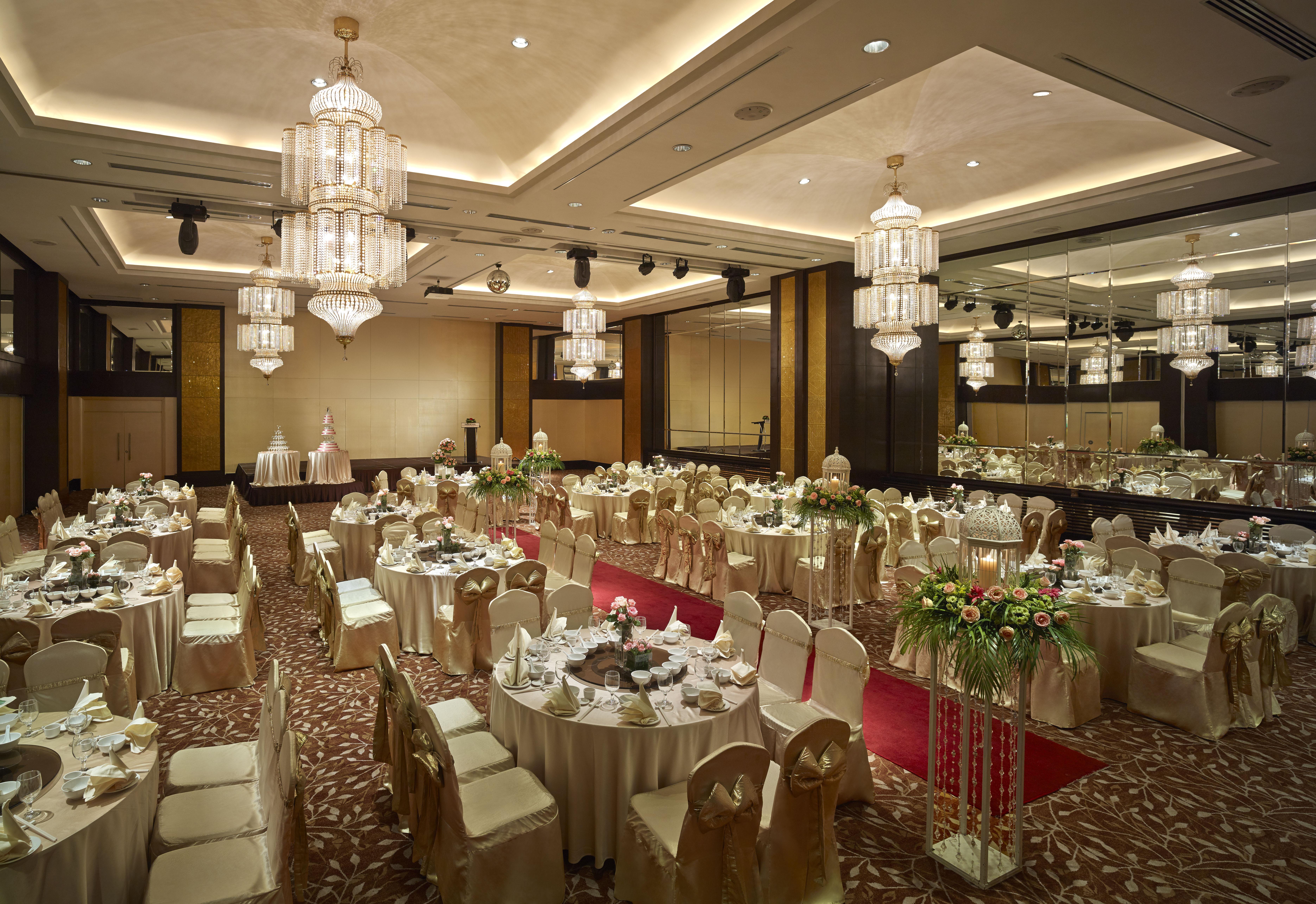 槟城宾乐雅度假村酒店 峇都丁宜 外观 照片 The photo shows an elegant banquet hall set up for an event. The room features several round tables, each adorned with white tablecloths and decorative centerpieces. The chairs are mostly covered in gold fabric, adding a touch of sophistication. The 